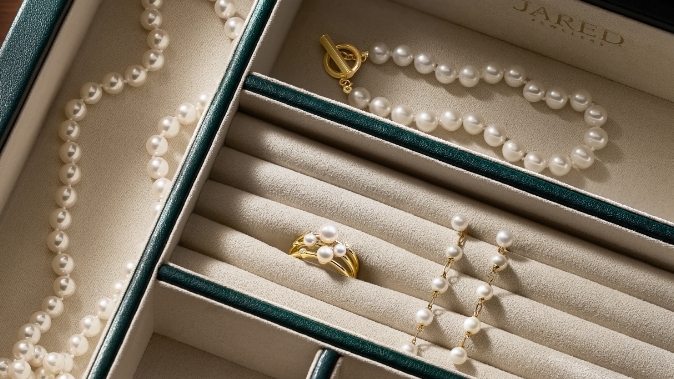 Image of pearl jewelry in a jewelry box.