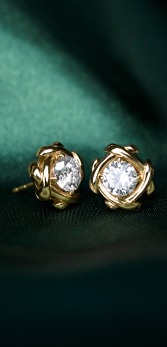 Model wearing new Unspoken by Jared jewelry