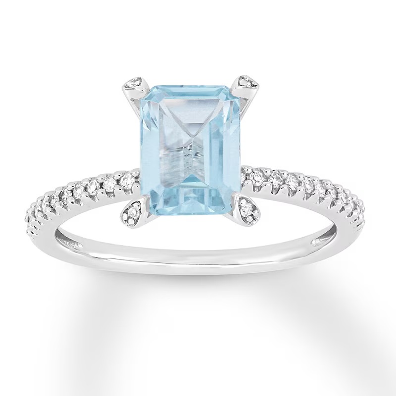 Image of an aquamarine gemstone engagement ring.