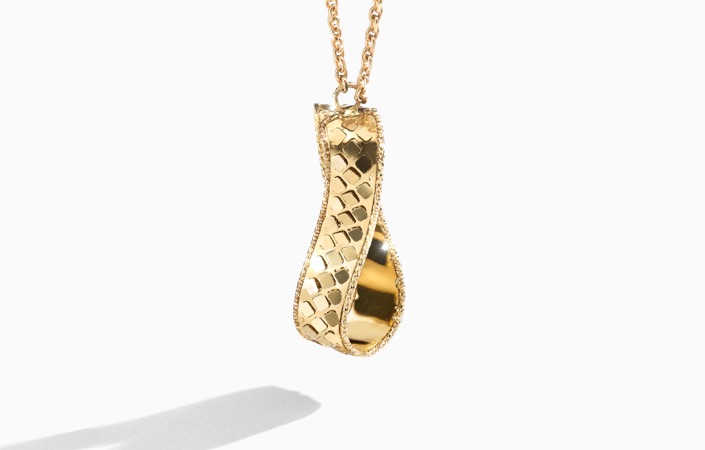 Gender neutral gold necklaces and more baby gifts from Jared