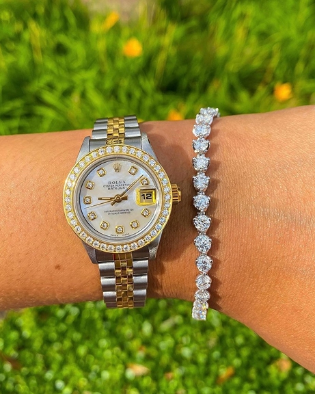 Tennis bracelet sparkles