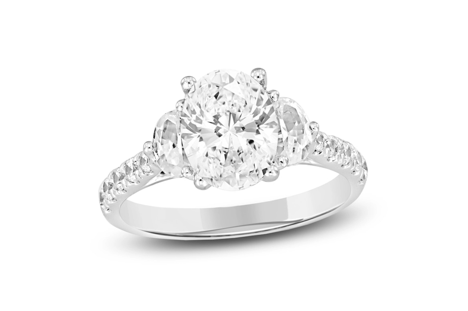 Oval engagement ring