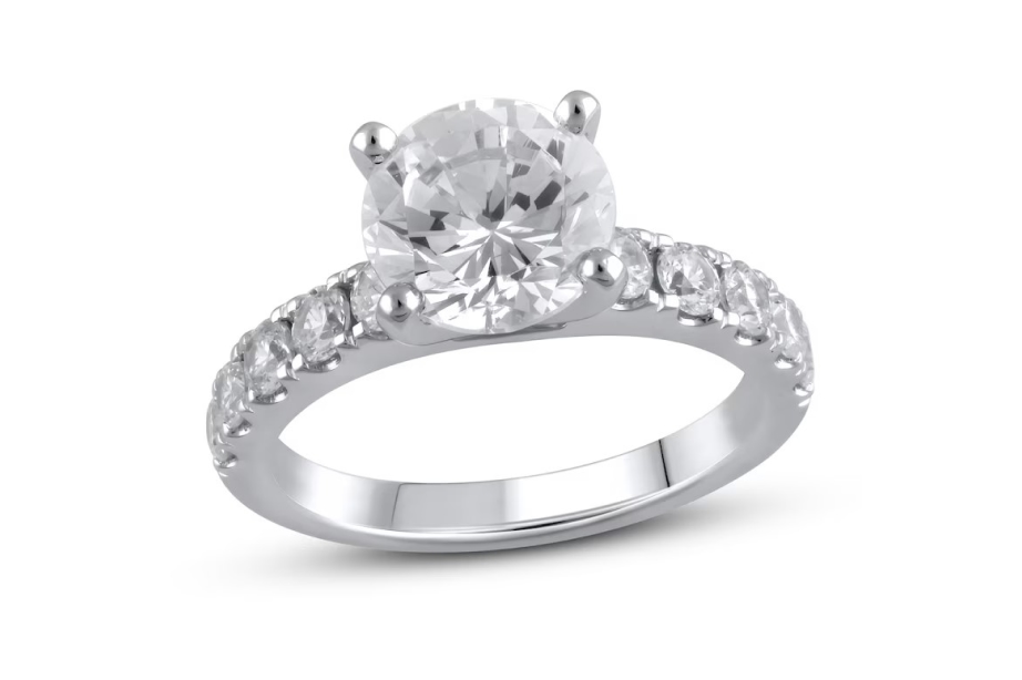 Round cut engagement ring