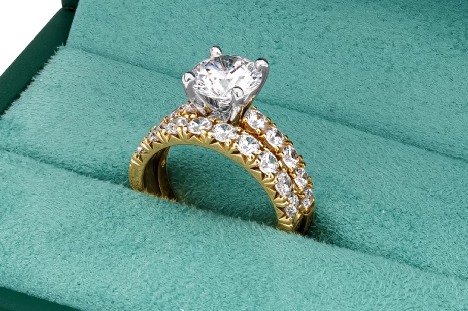 Yellow gold bridal ring set in a Jared box