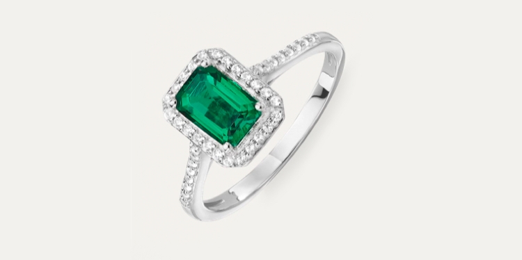 Emerald Ring set in white gold