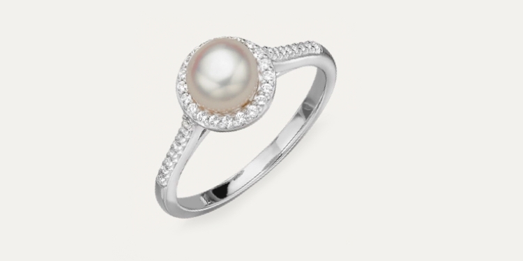 Pearl ring set in white gold