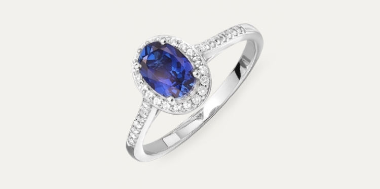 Sapphire ring set in white gold