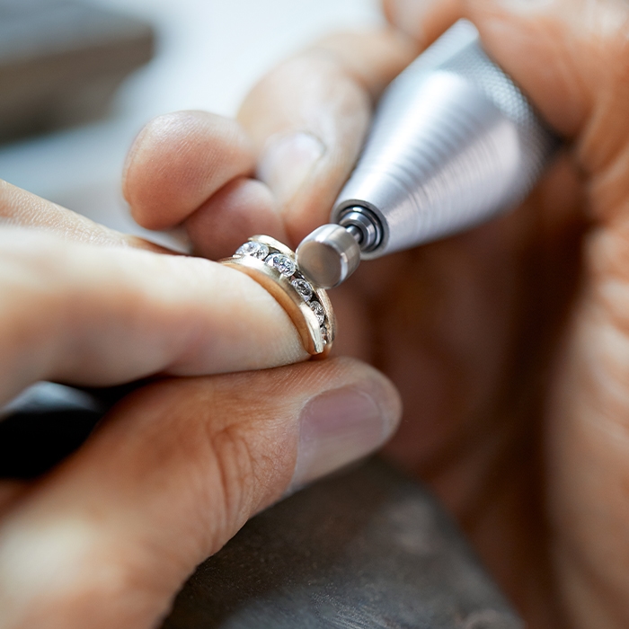 Custom ring being created by a Jared Expert