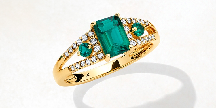 Emerald Ring set in yellow gold