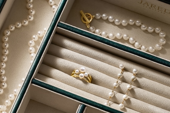 Image of pearl jewelry in a jewelry box.