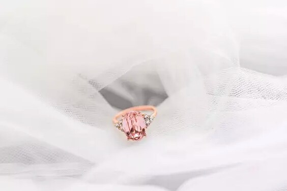 Classic engagement ring with oval morganite center
