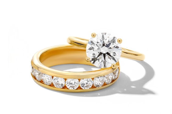 Round engagement ring in yellow gold with a matching band