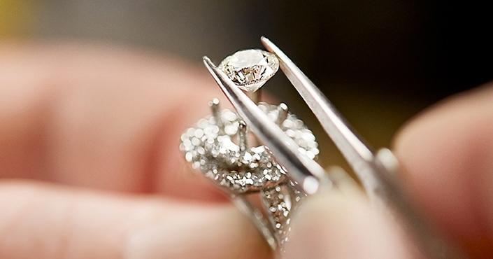 Learn more about engagement rings with round diamond centers